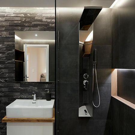 Central & Comfy Apartment 2Mins Walking From Metro Athena Bagian luar foto
