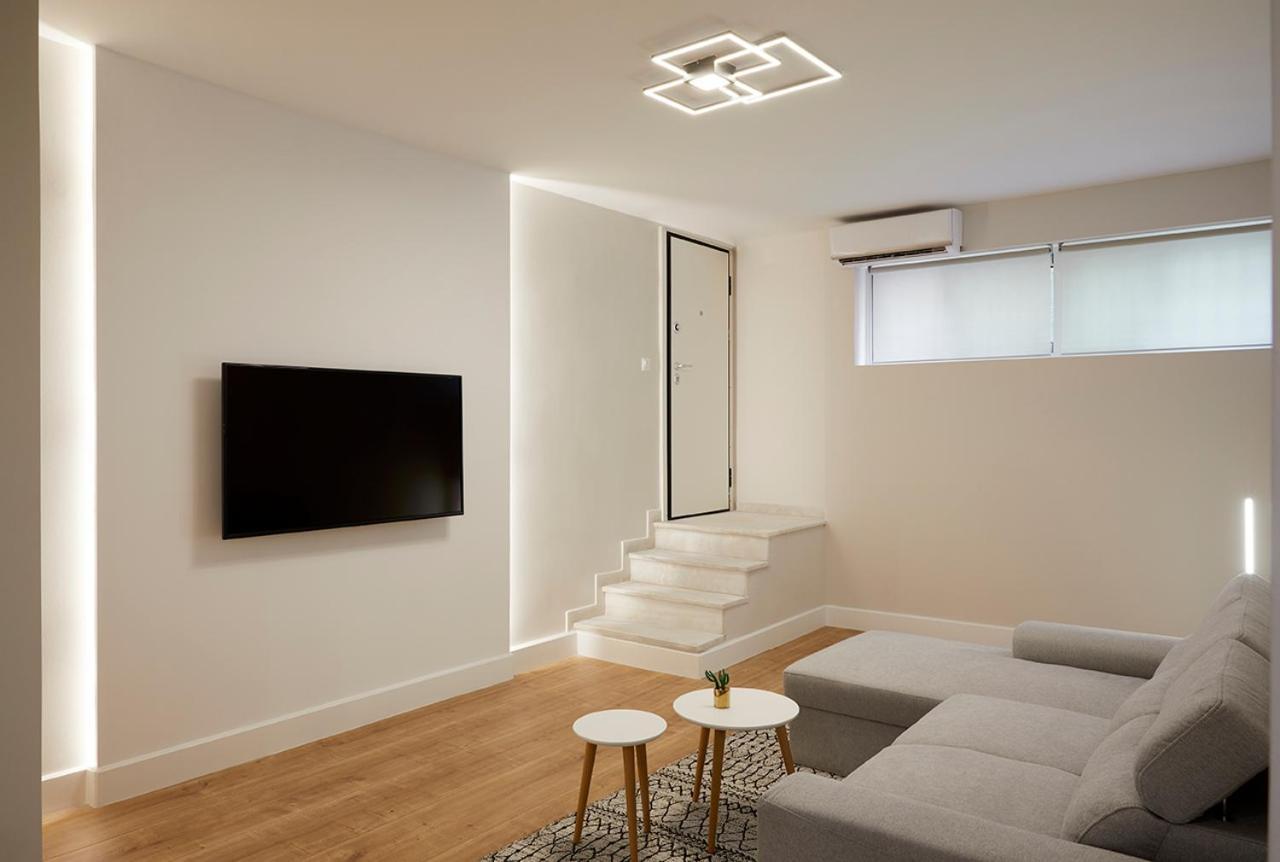Central & Comfy Apartment 2Mins Walking From Metro Athena Bagian luar foto