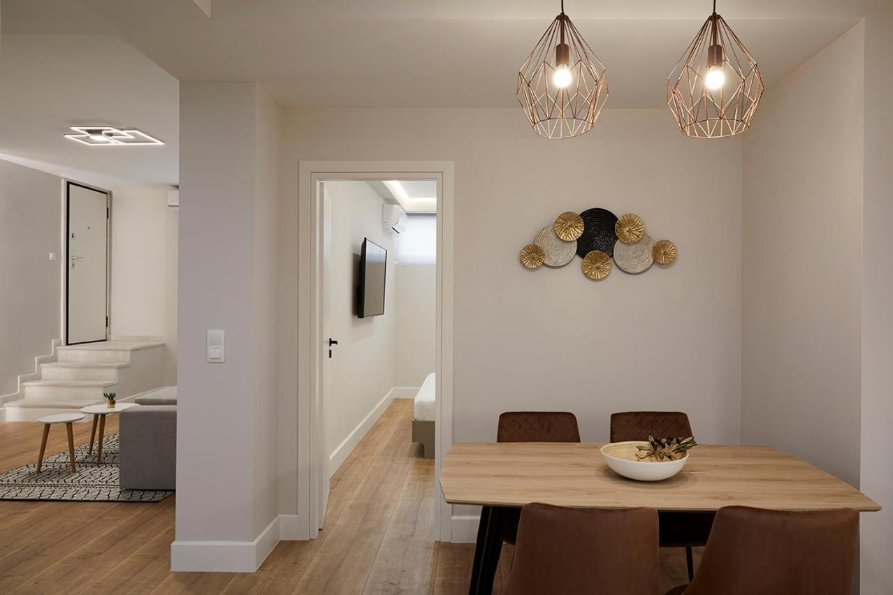 Central & Comfy Apartment 2Mins Walking From Metro Athena Bagian luar foto