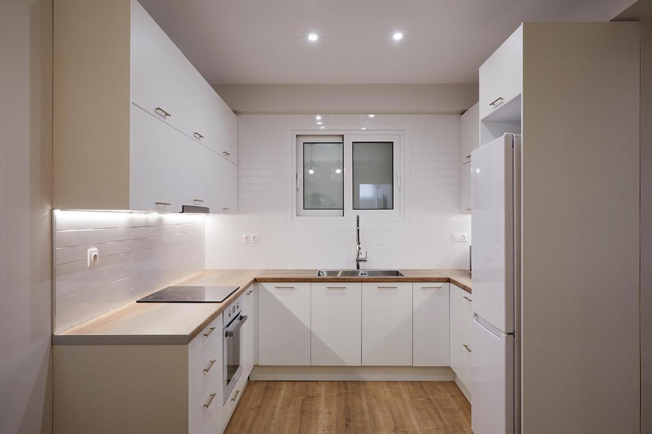 Central & Comfy Apartment 2Mins Walking From Metro Athena Bagian luar foto