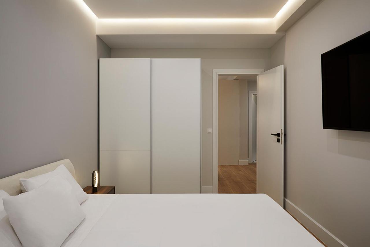 Central & Comfy Apartment 2Mins Walking From Metro Athena Bagian luar foto